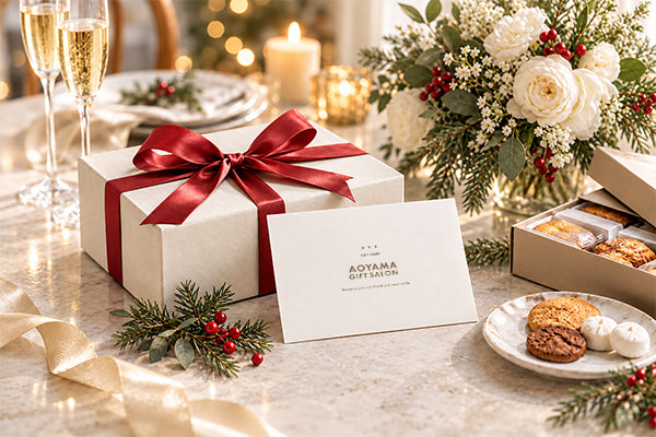 クリスマスケーキとシャンパン、ギフトカードが並ぶテーブル
